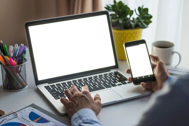 homem usando smartphone - O que é um escritor fantasma?